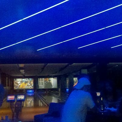 รูปภาพถ่ายที่ Blackhawk Bowl / Martini Lounge โดย Alan เมื่อ 6/12/2011