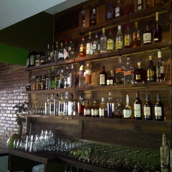 Foto diambil di Rum Bar at The Breadfruit oleh Amy H. pada 5/19/2012