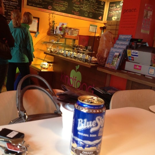 4/21/2012 tarihinde Louis F.ziyaretçi tarafından Lettuce Love Cafe'de çekilen fotoğraf