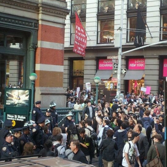 Снимок сделан в Occupy Wall Street пользователем Melissa S. 5/1/2012