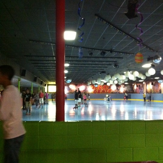 Mon night Discounts $3 for 3 hours including skates!