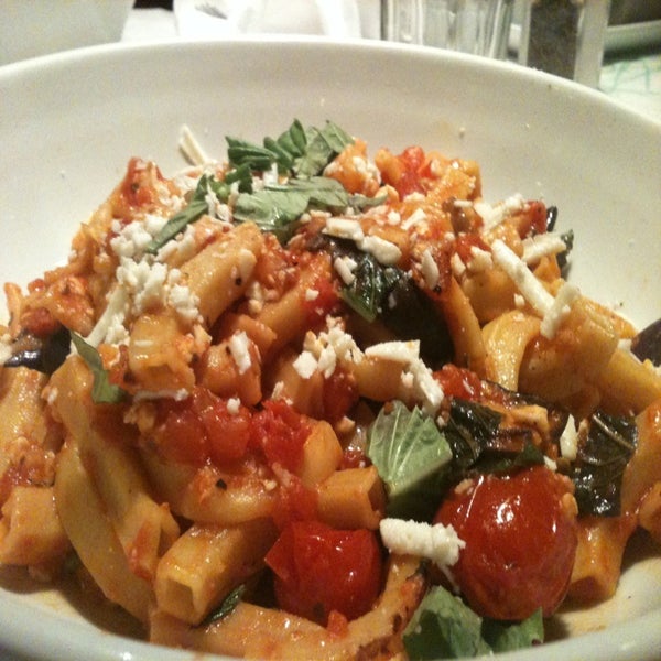 รูปภาพถ่ายที่ Romano&#39;s Macaroni Grill โดย Natasha M. เมื่อ 8/9/2012