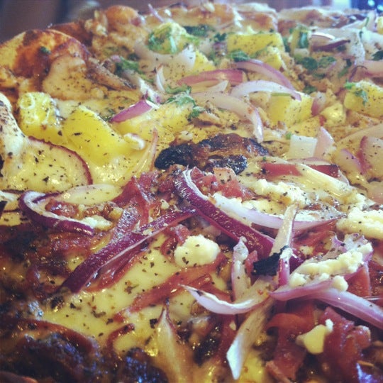 4/28/2012 tarihinde Lili C.ziyaretçi tarafından West Crust Artisan Pizza'de çekilen fotoğraf