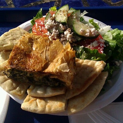 Foto tirada no(a) Greek Island Cafe por Jessica V. em 6/17/2012