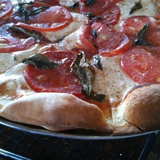 Снимок сделан в West Crust Artisan Pizza пользователем Lisa D. 8/19/2011