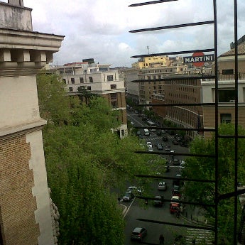 Das Foto wurde bei Hotel Ambasciatori Palace von Gina D. am 4/18/2012 aufgenommen