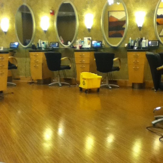 Regis Salons Hair Salon in Saint Louis