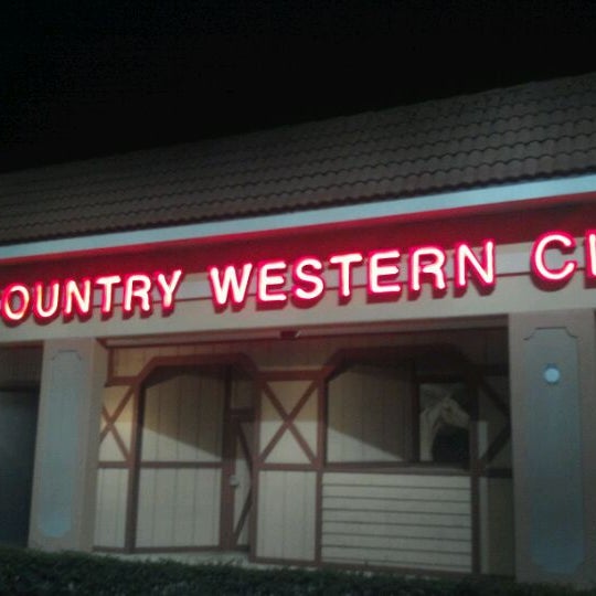Снимок сделан в Round Up Country Western Night Club &amp; Restaurant пользователем Andrew R. 1/23/2012