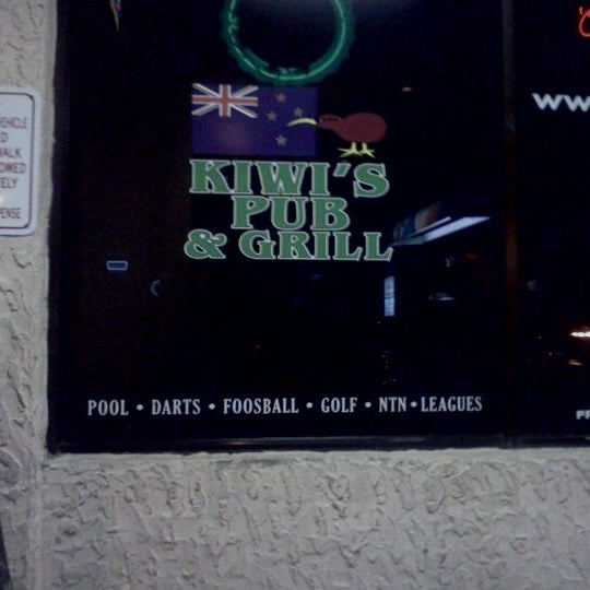 รูปภาพถ่ายที่ Kiwi&#39;s Pub &amp; Grill โดย Topher A. เมื่อ 10/25/2011