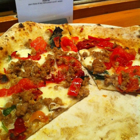 Foto diambil di Tutta Bella Neapolitan Pizzeria oleh Lynn R. pada 2/20/2012