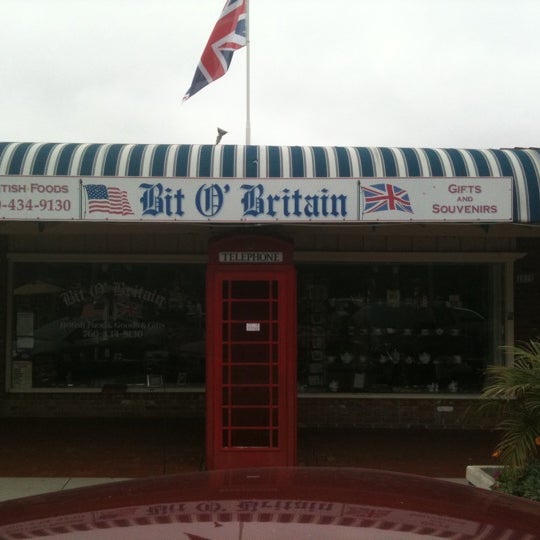 Photo taken at Bit O Britain by Felix V. on 8/11/2011