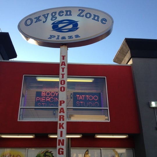 Снимок сделан в Oxygen Tattoo &amp; Body Piercing Studio пользователем Chandler Y. 4/24/2012