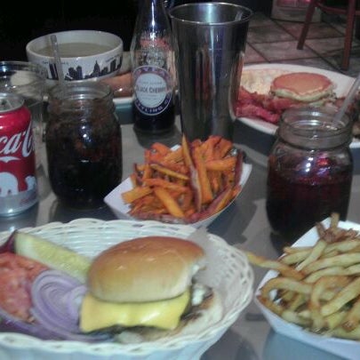 Das Foto wurde bei Burgers &amp; Cupcakes von Sahil B. am 1/14/2012 aufgenommen