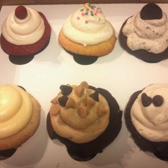1/16/2012에 Anna J.님이 Sweet Themez Cake &amp; Cupcake에서 찍은 사진