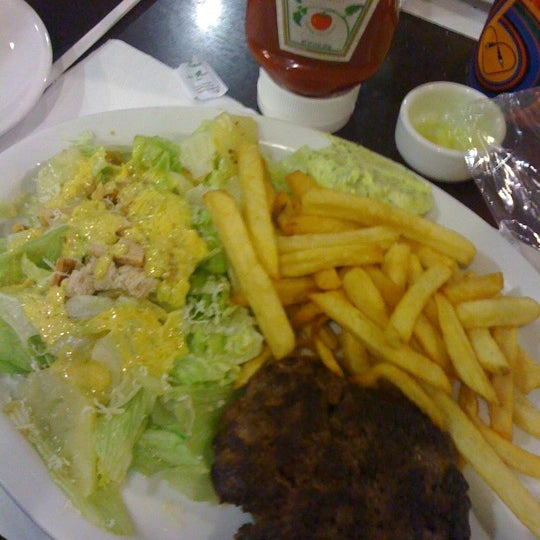 Photo taken at Twin Burger by Andre M. on 8/13/2012
