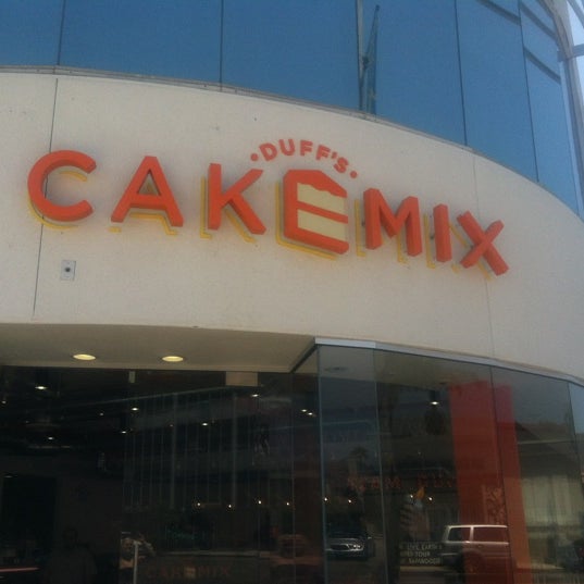 Foto tomada en Duff&#39;s Cakemix  por Lauren A. el 7/14/2012