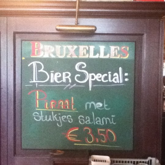 รูปภาพถ่ายที่ Café Bruxelles โดย Diew เมื่อ 6/17/2011