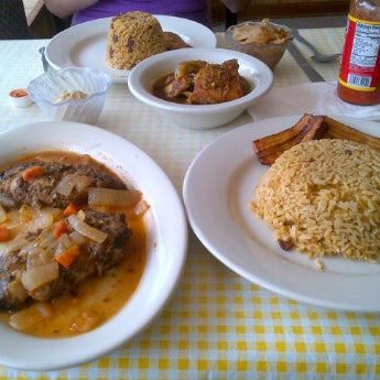 Снимок сделан в Garifuna Flava - A Taste of Belize пользователем Camille R. 8/14/2012
