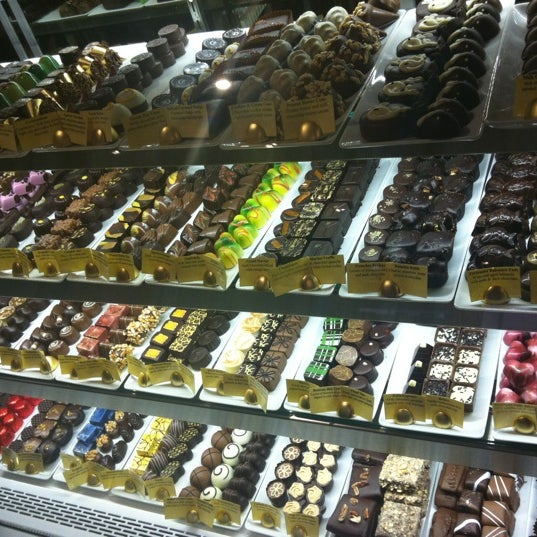 6/5/2012 tarihinde Sophia N.ziyaretçi tarafından Beacon Hill Chocolates'de çekilen fotoğraf