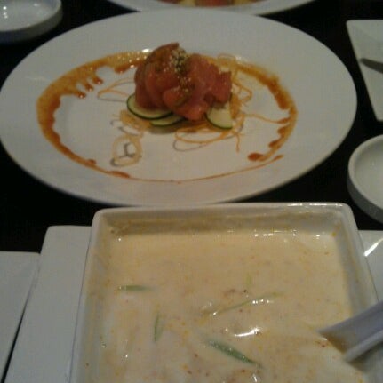 Foto scattata a Red Koi Thai &amp; Sushi Lounge da Victor M. il 9/4/2012