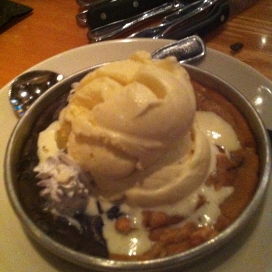 Photo taken at BJ&#39;s Restaurant &amp; Brewhouse by Katie B. on 2/15/2011
