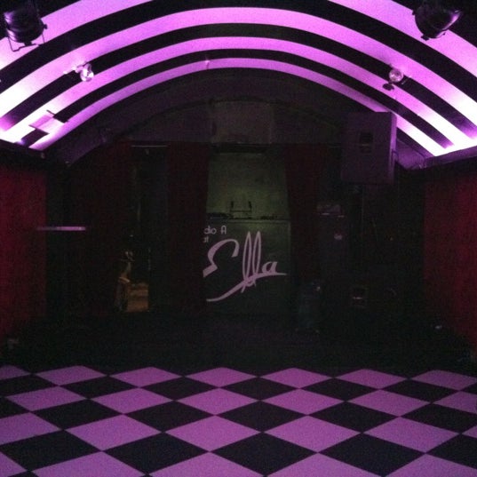 3/8/2012 tarihinde Muzik Jones D.ziyaretçi tarafından Ella Lounge'de çekilen fotoğraf