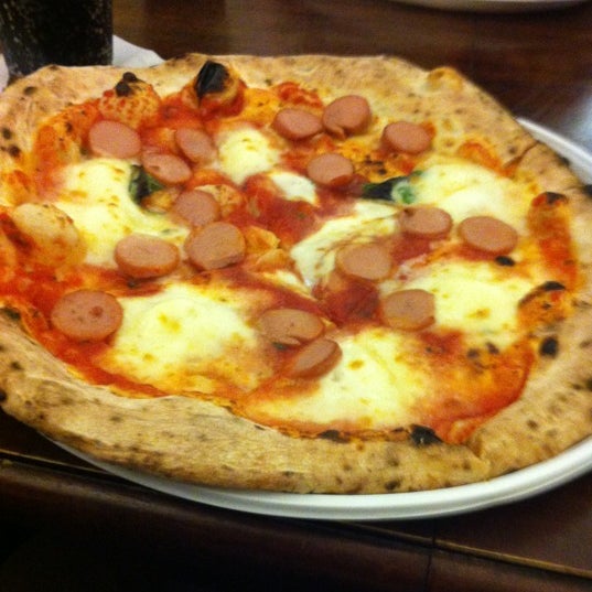 8/15/2012 tarihinde Kemal T.ziyaretçi tarafından Pizzeria O&#39; Vesuvio Napoletana Forno Legna'de çekilen fotoğraf