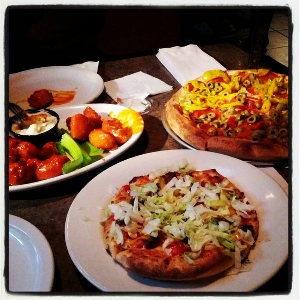 4/15/2012にScot C @.がSantora&#39;s Pizza, Pub, and Grillで撮った写真