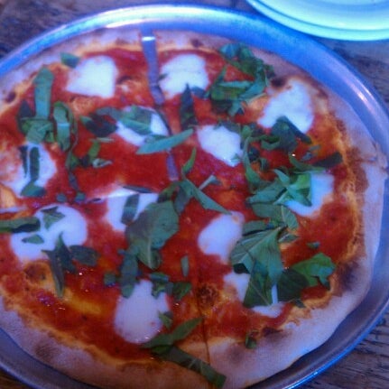 Foto tirada no(a) Bartolotta&#39;s Pizzeria Piccola por Rodrick C. em 7/17/2012