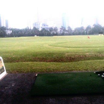 Photo taken at Senayan Golf Driving Range by Berson A. on 5/10/2012