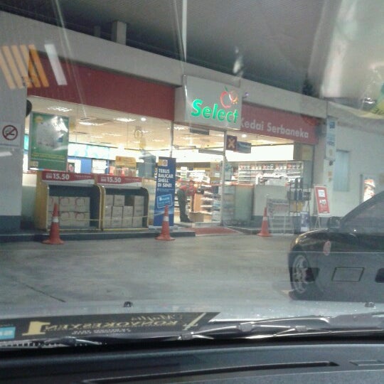 Photo taken at Shell by Fariza H. on 8/27/2012