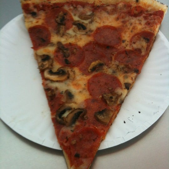 3/10/2012にScott S.がGrey Block Pizzaで撮った写真