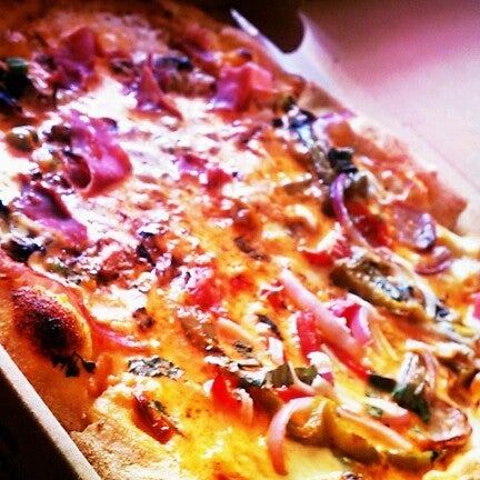 8/3/2012 tarihinde Dziyaretçi tarafından The Original Goodfella&#39;s Brick Oven Pizza'de çekilen fotoğraf
