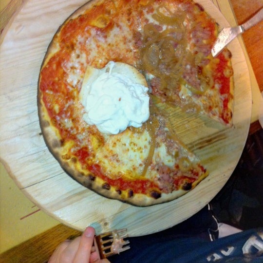 Photo taken at Pizzeria La Pace by Lami B. on 3/9/2012