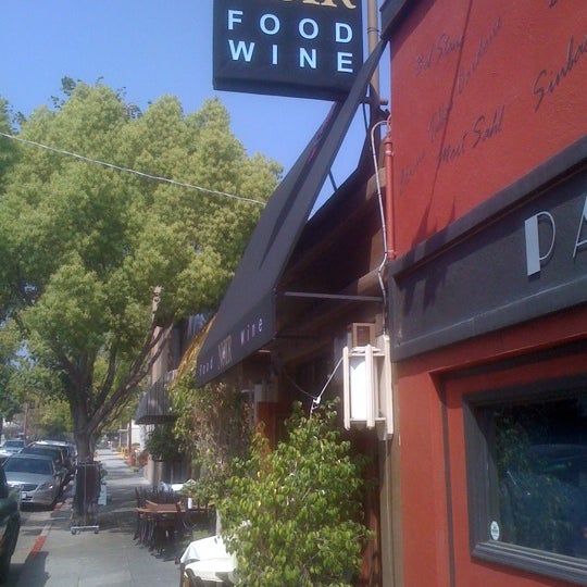Foto scattata a Noir Food &amp; Wine da Pasadena R. il 3/16/2012