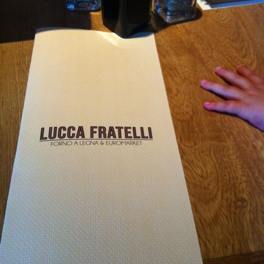รูปภาพถ่ายที่ Lucca Fratelli โดย lilian a. เมื่อ 4/14/2012