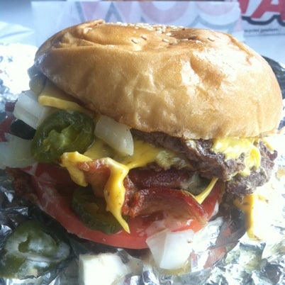 Снимок сделан в MOOYAH Burgers, Fries &amp; Shakes пользователем Cliff 8/10/2012