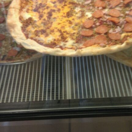 รูปภาพถ่ายที่ Isabella&#39;s Pizza โดย George E. เมื่อ 3/3/2012