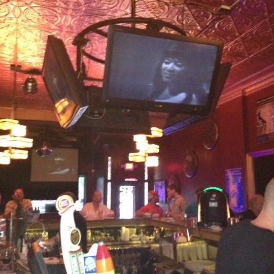 รูปภาพถ่ายที่ Just John&#39;s Nightclub โดย Kevin เมื่อ 9/2/2012