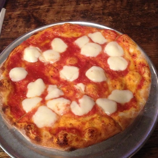 Foto tomada en Bartolotta&#39;s Pizzeria Piccola  por Nick K. el 6/14/2012