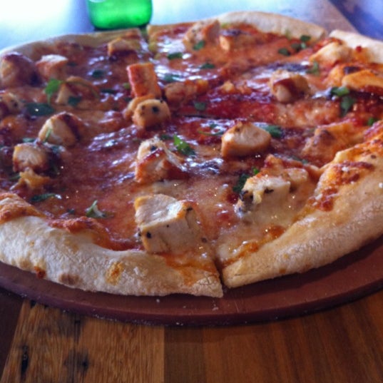 Foto diambil di Treza Fine Salad &amp; Wood-Fired Pizza Co oleh Michael S. pada 9/4/2012