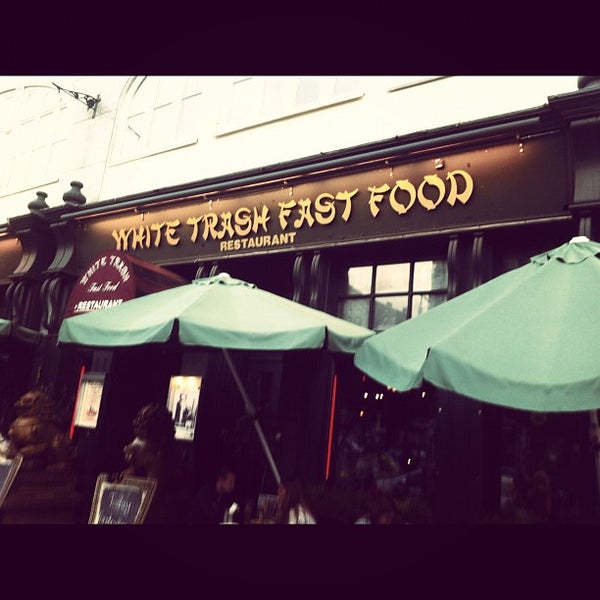 Das Foto wurde bei White Trash Fast Food von Diane N. am 9/2/2012 aufgenommen