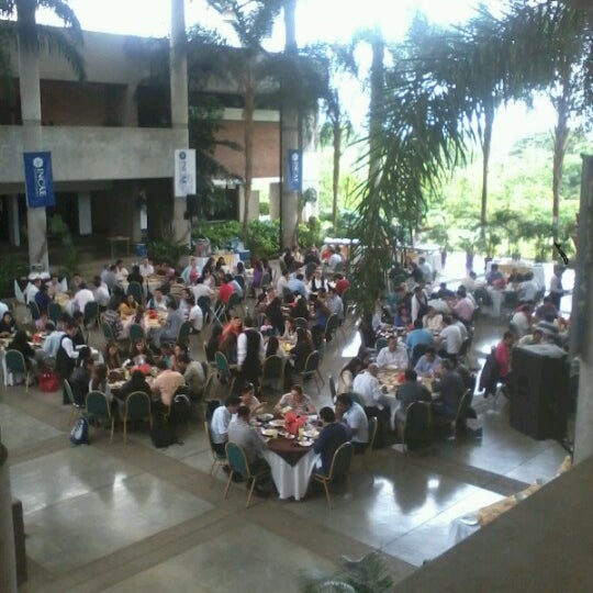 รูปภาพถ่ายที่ INCAE Business School โดย Danilo C. เมื่อ 7/31/2012