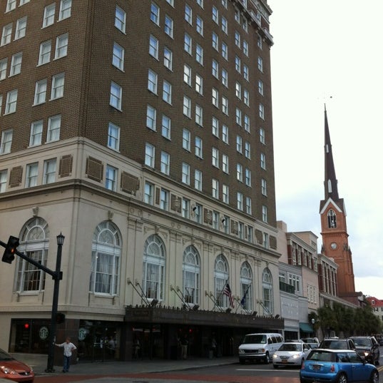 รูปภาพถ่ายที่ Francis Marion Hotel โดย Debra E. เมื่อ 3/21/2012