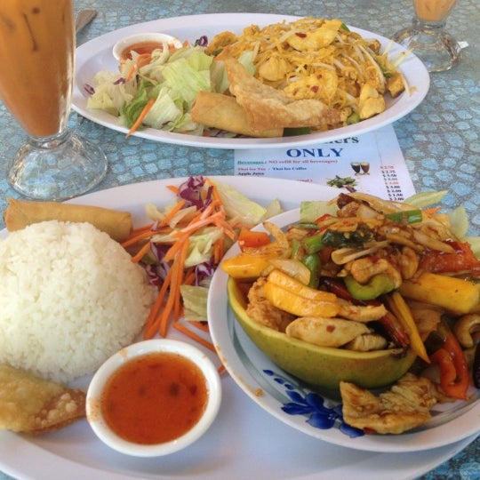 Foto scattata a Siam Taste Thai Cuisine da Catherine M. il 7/31/2012