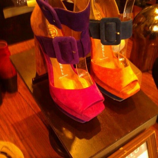 Foto tirada no(a) AKIRA Bucktown Footwear por katie m. em 3/26/2012