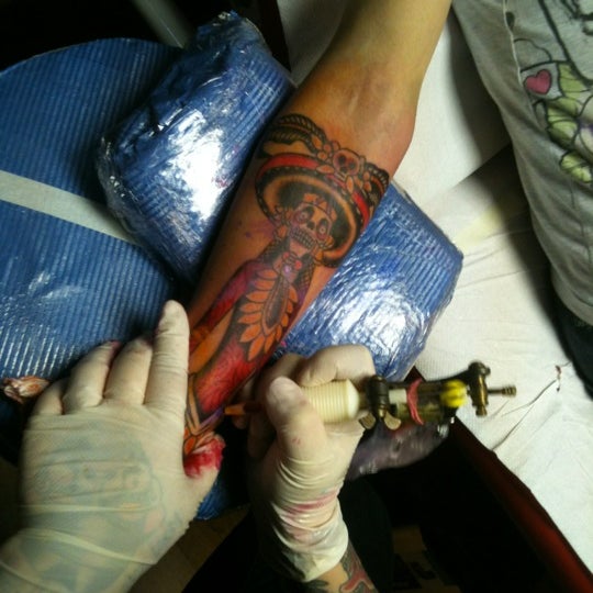 Das Foto wurde bei LTW Tattoo &amp; Piercing von EXOTICO TATTOO BARCELONA am 4/19/2012 aufgenommen
