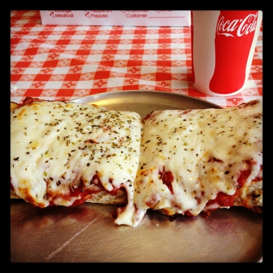 Foto tomada en MamaDellas N.Y. City Pizzeria  por Jaime T. el 9/11/2012
