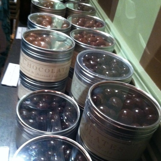 8/22/2012 tarihinde Susan F.ziyaretçi tarafından Beacon Hill Chocolates'de çekilen fotoğraf