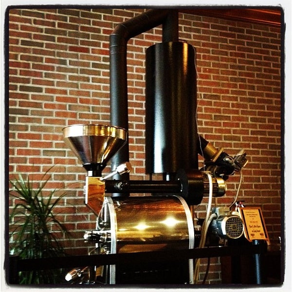 3/31/2012 tarihinde Amanda L.ziyaretçi tarafından Roast Coffee &amp; Tea Trading Company'de çekilen fotoğraf